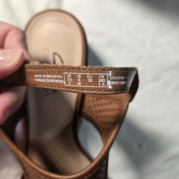 Clarks Shoes Desirae Sail Brown 1.5" Heel Small Flaw Shown In Photos - Picture 5 of 7